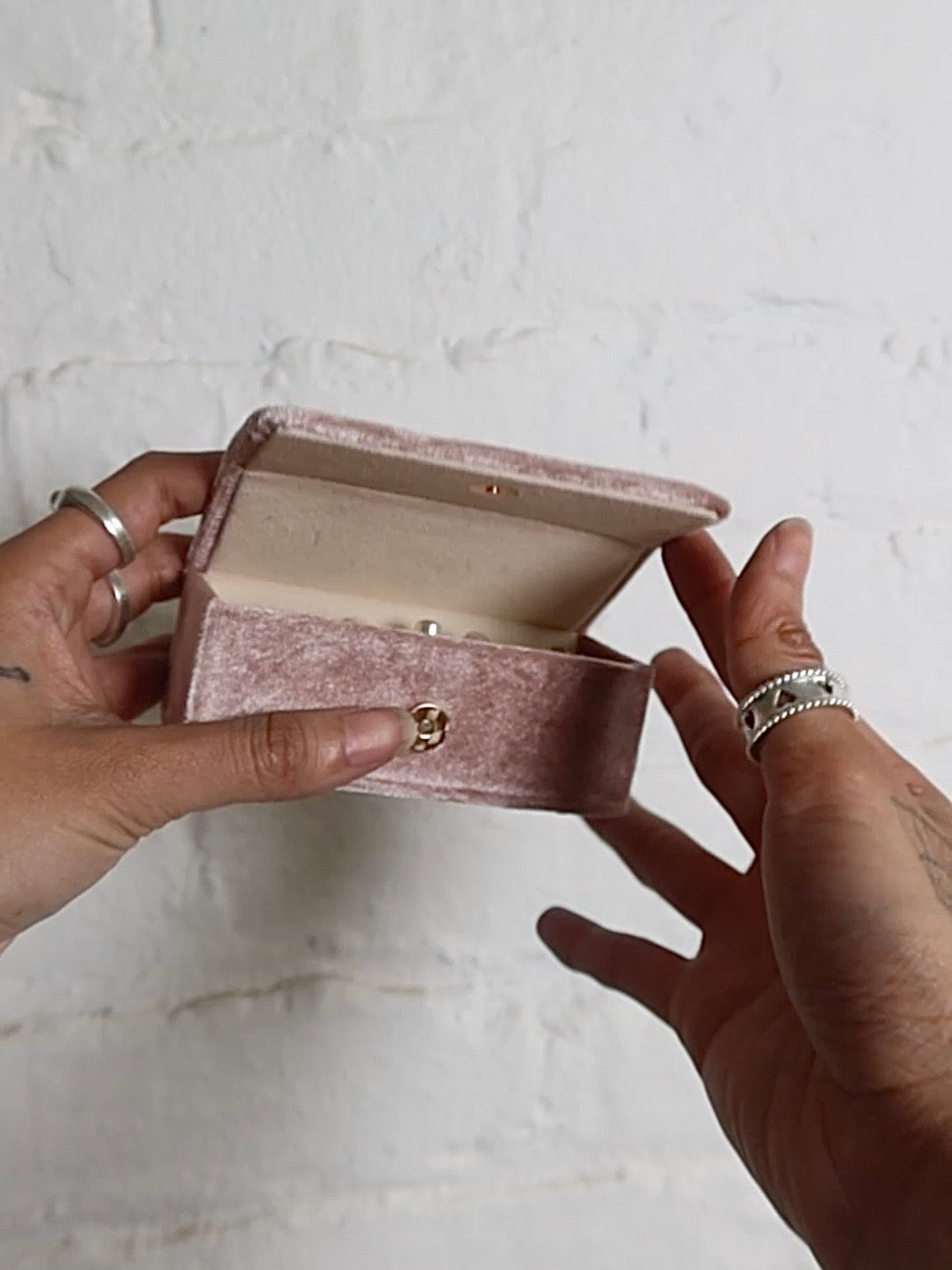 Winnie Velvet Ring Box with Snap Closure